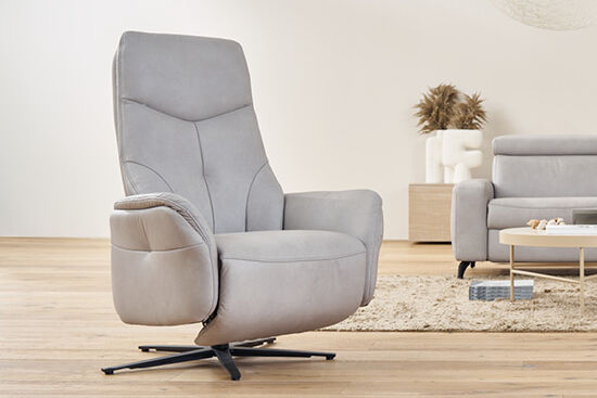 Fauteuil fonctionnel élégant avec coutures marquées.